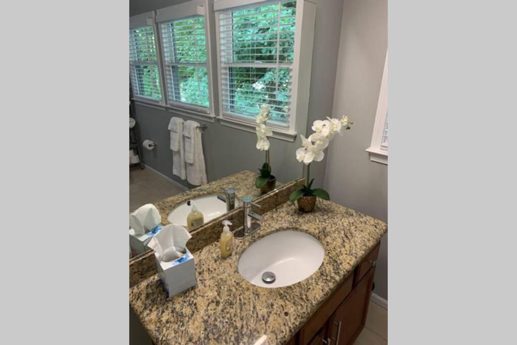 Self Checkin - Full Kitchen - Keyless Entry - Smarttvs *