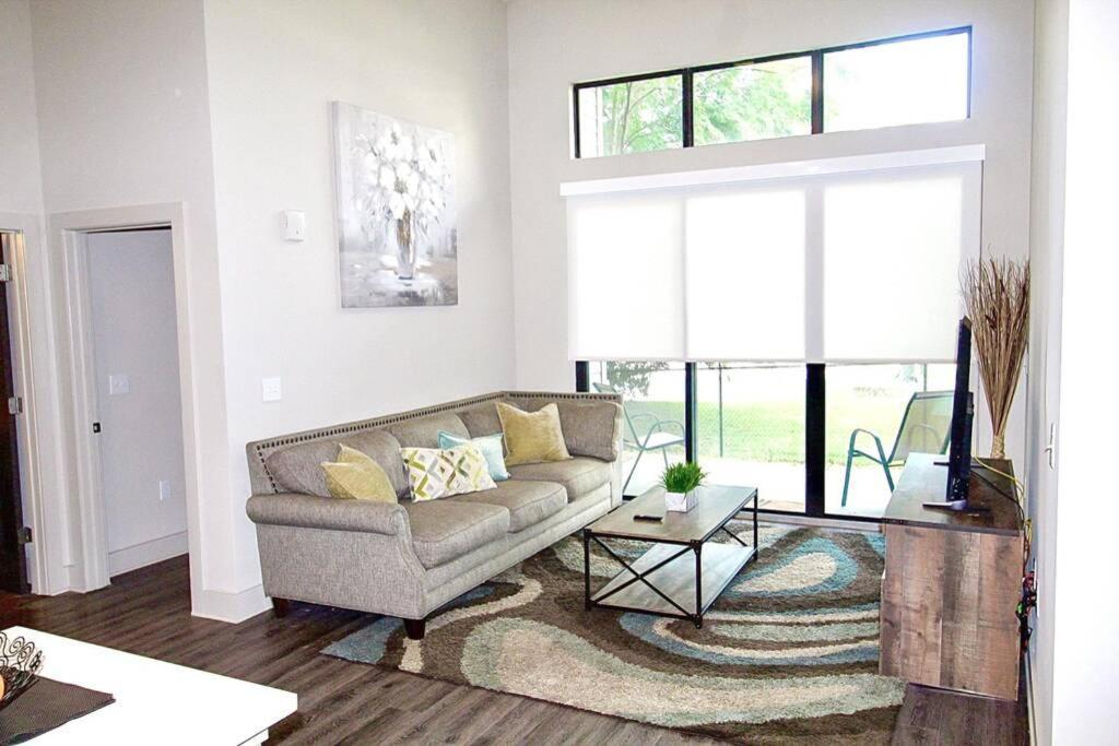 Contemporary City Getaway Near Dt Workspace Apartment
