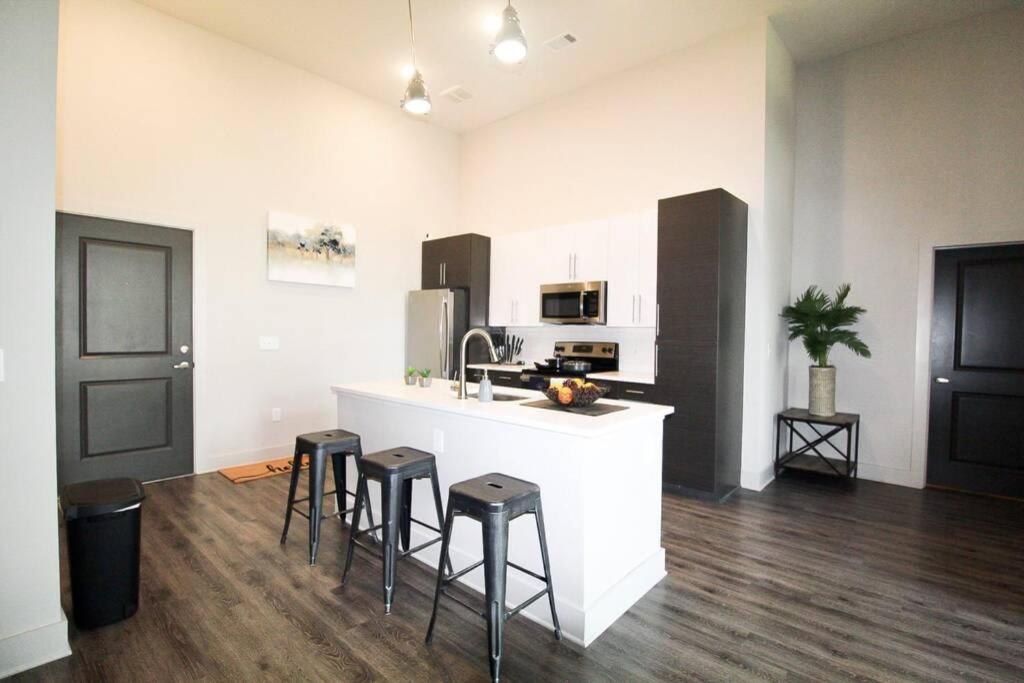 Contemporary City Getaway Near Dt Workspace Apartment *