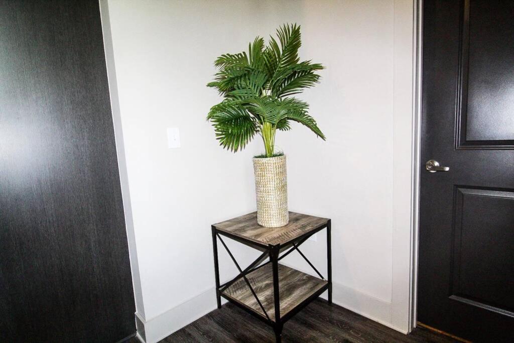 Contemporary City Getaway Near Dt Workspace Apartment *