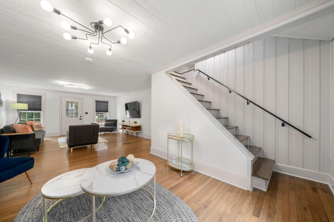 Midtown Palace With Movie Theatre Holiday home