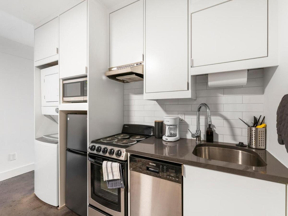 Apartment Comfortable Studio With Queen Bed, City Walkable! *