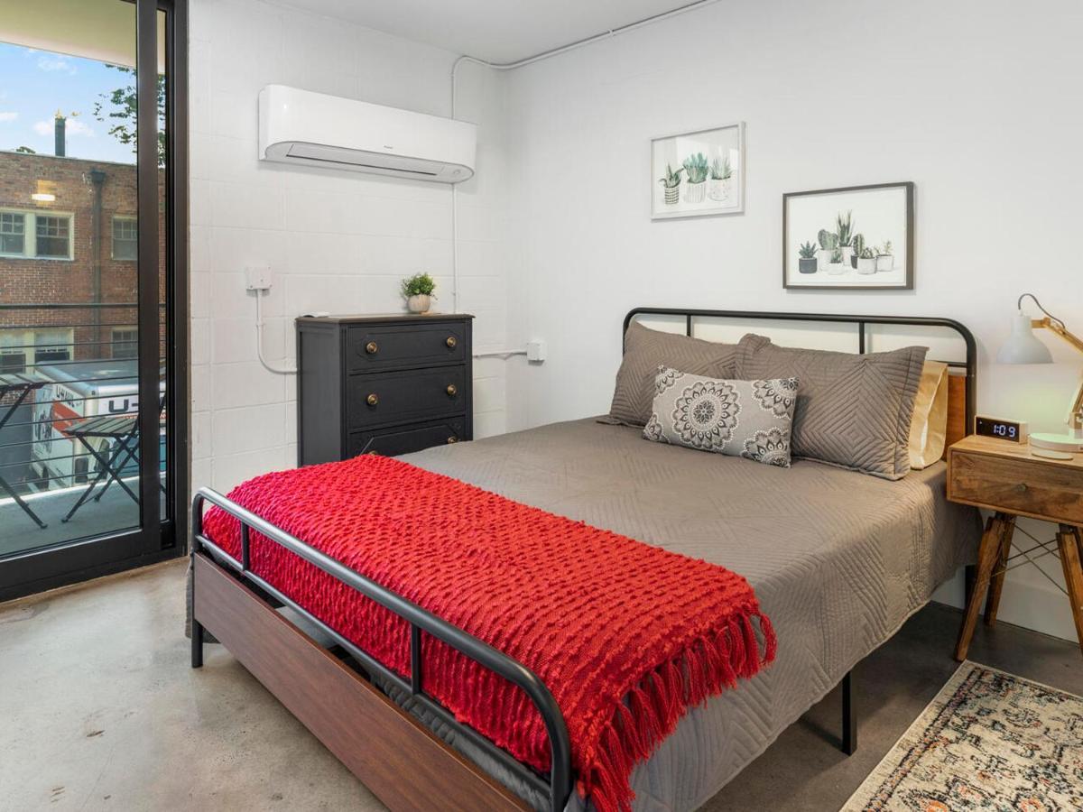 Apartment Comfortable Studio With Queen Bed, City Walkable! *