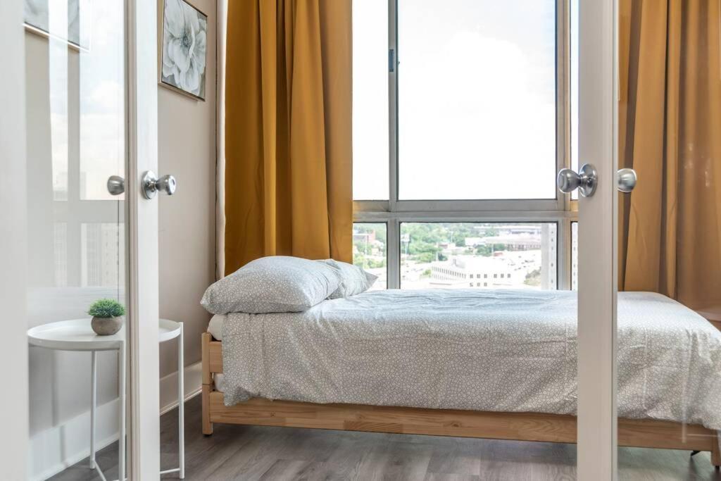 Downtown 1bd Excellent View! Onsite Parking Lm1704 *