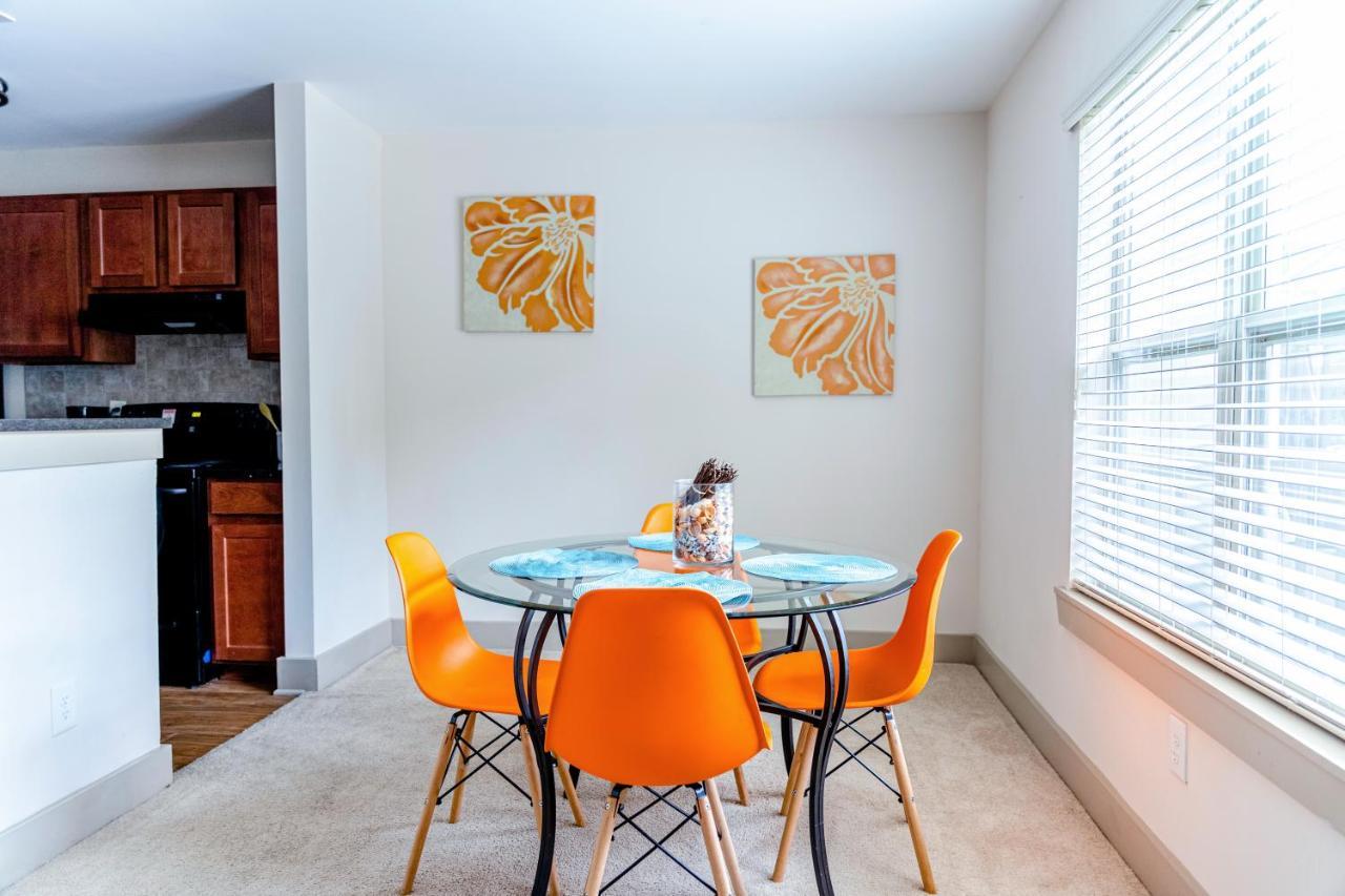 Cozy Townhouse In The Heart Of The City!
