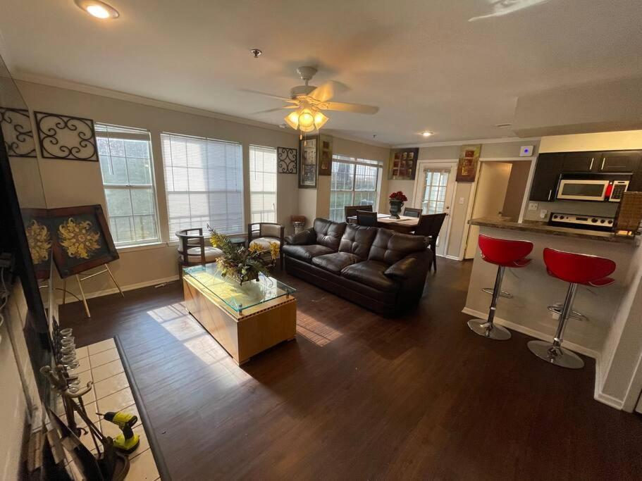 Elegant Classy 2 Bedroom Suite *