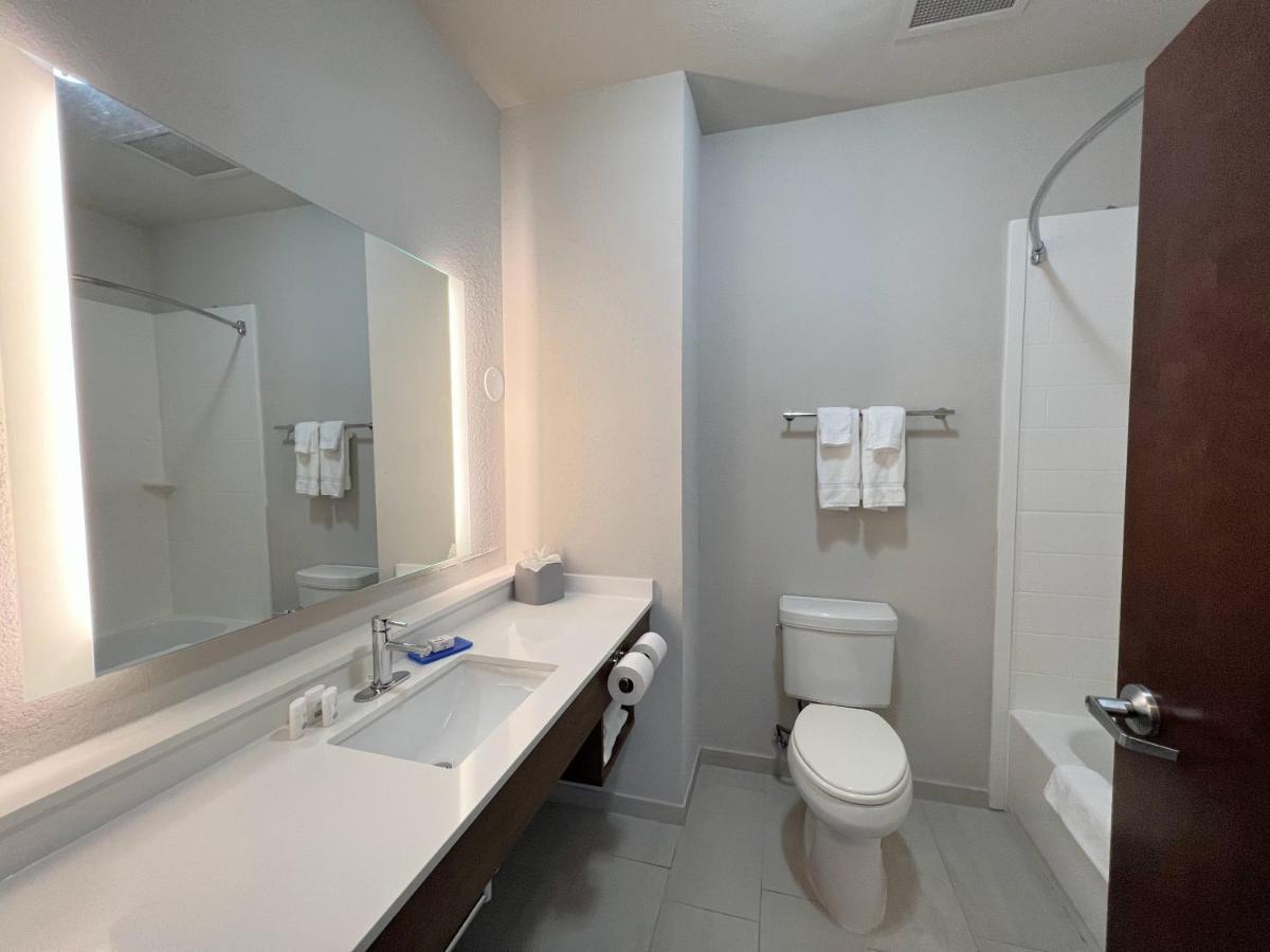 Hotel Express & Airport West - Camp Creek By Ihg 3*