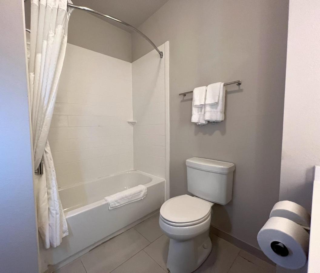 Hotel Express & Airport West - Camp Creek By Ihg