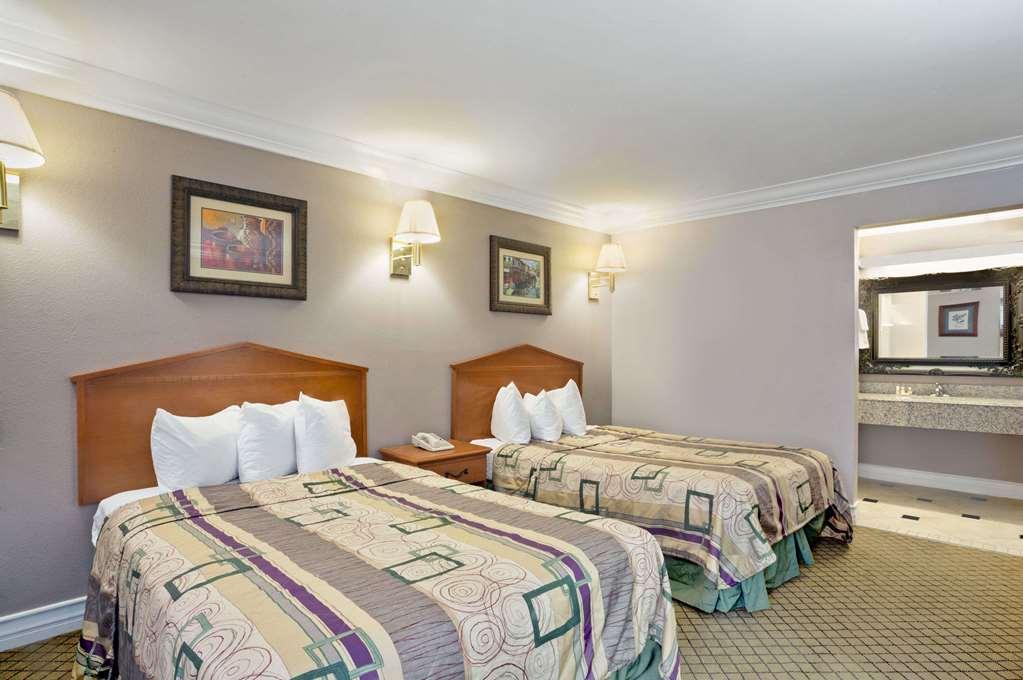 Hotel Baymont By Wyndham College Park Atlanta Airport South