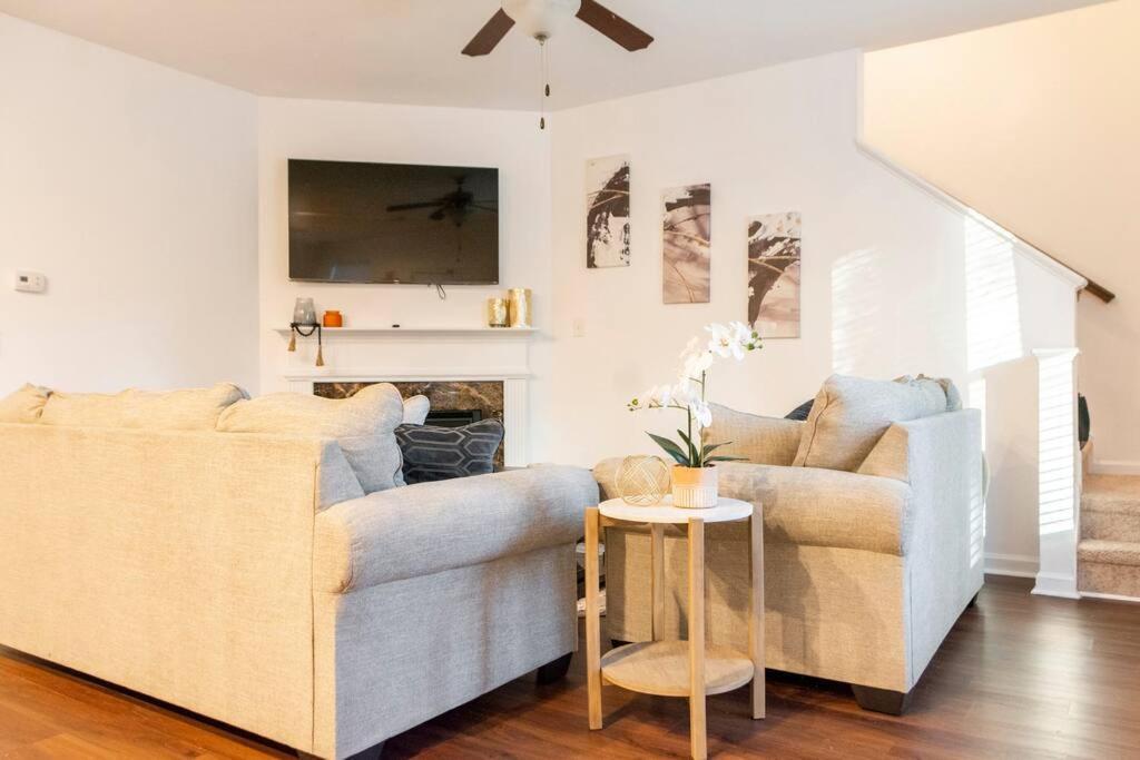 Cozy Retreat 3 Bedroom 2.5 Bath W/ Fireplace! Holiday home