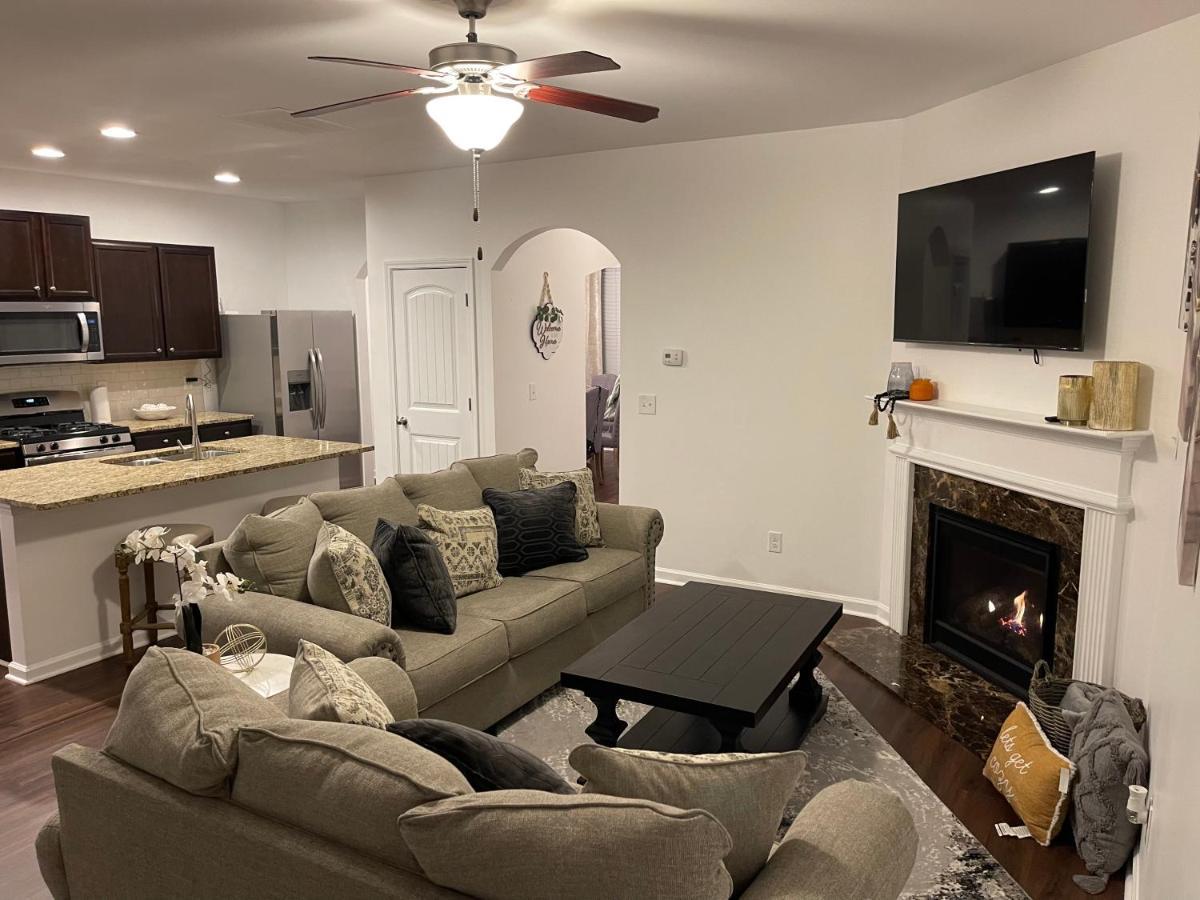 Cozy Retreat 3 Bedroom 2.5 Bath W/ Fireplace! Holiday home