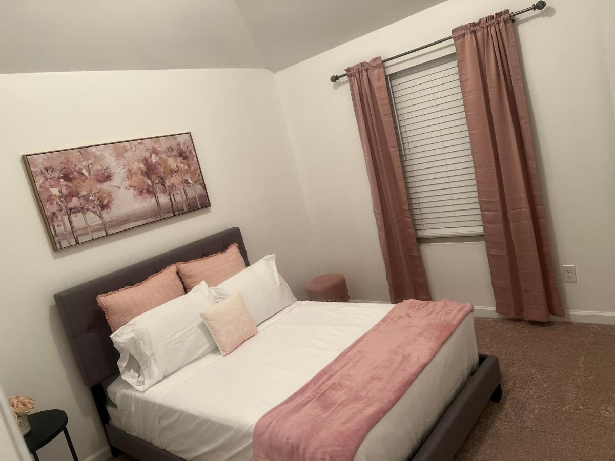 Cozy Retreat 3 Bedroom 2.5 Bath W/ Fireplace! Holiday home
