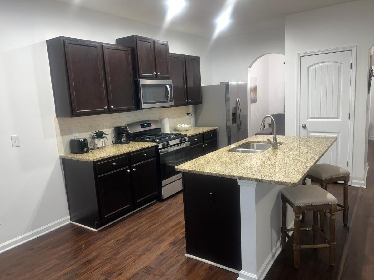 Cozy Retreat 3 Bedroom 2.5 Bath W/ Fireplace! * Atlanta