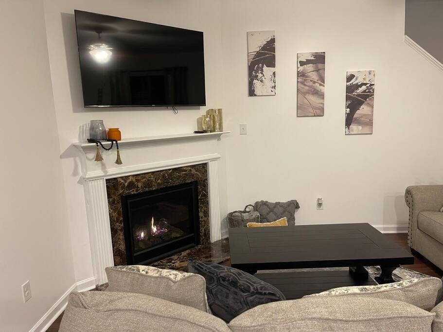Cozy Retreat 3 Bedroom 2.5 Bath W/ Fireplace! Holiday home
