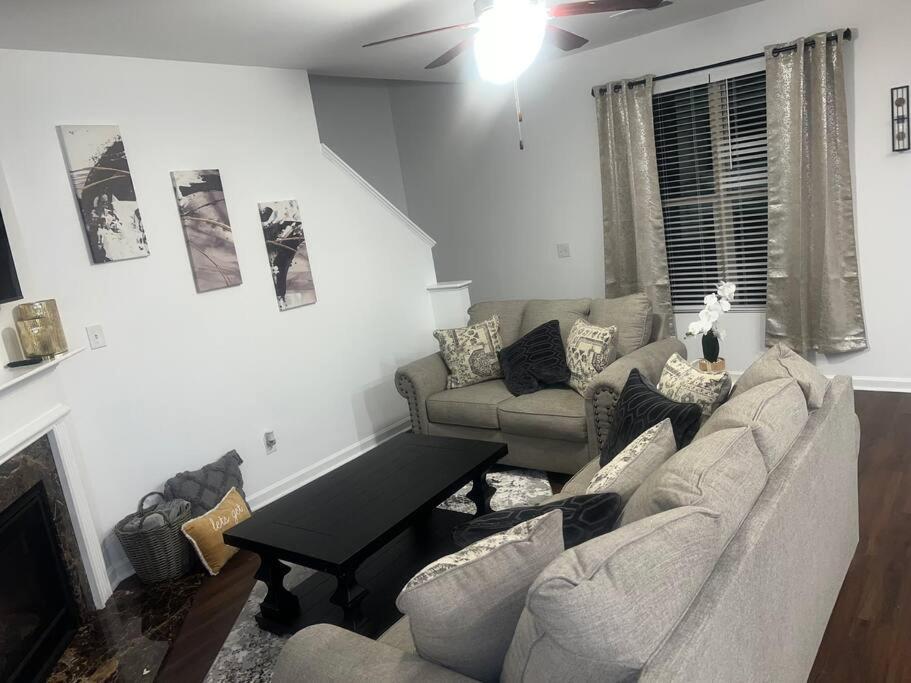 Holiday home Cozy Retreat 3 Bedroom 2.5 Bath W/ Fireplace!