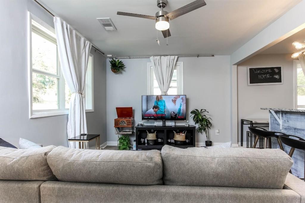 West End Bungalow Perfect To Work, Play, & Escape Atlanta