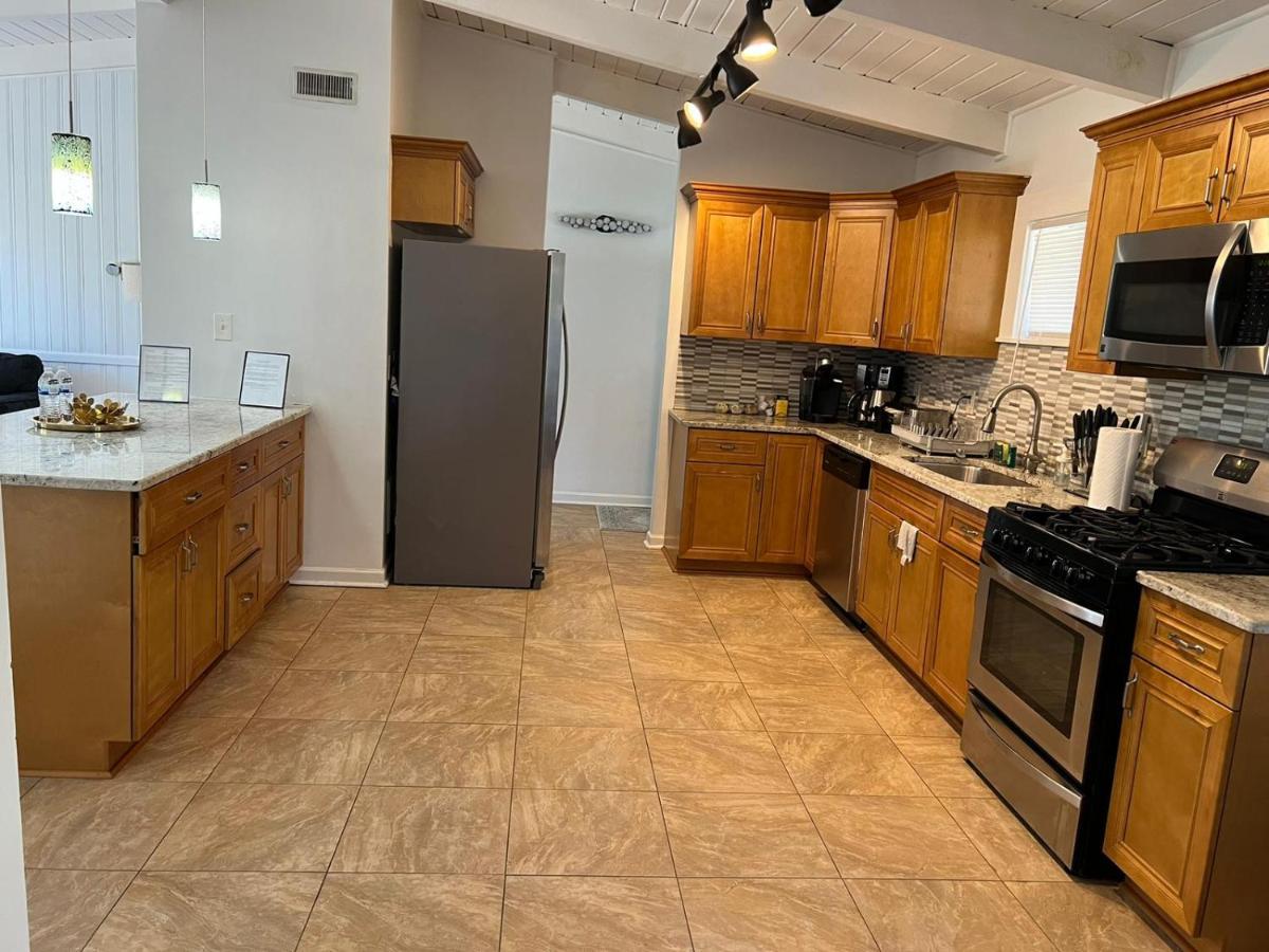 Bright & Comfy 5 Star Location Large Deck Oasis *