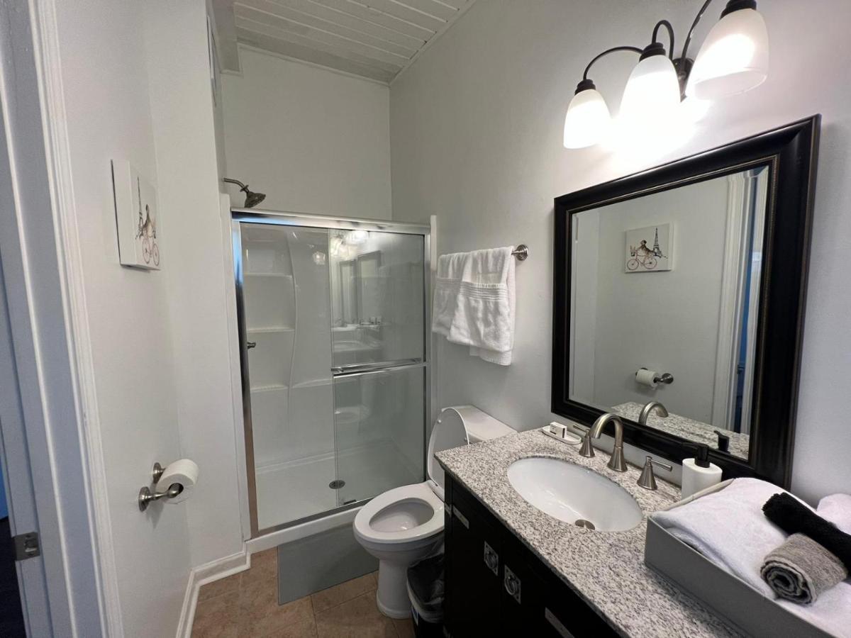 Bright & Comfy 5 Star Location Large Deck Oasis Holiday home Atlanta