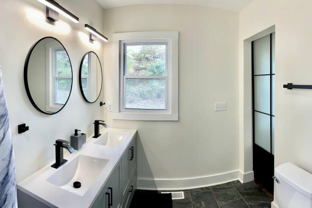 Apartment 3 Bed 2 Bath Beltline Gem With Free Parking *