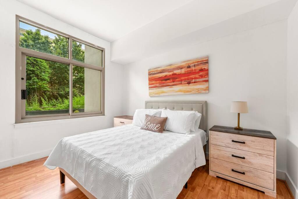 Downtown With Private Balcony+parking *