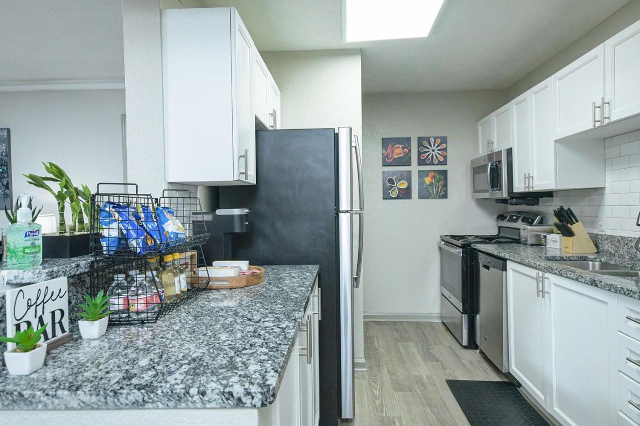 Apartment 2bd/2ba - Walk To *the Battery Atl* W/free Parking Atlanta