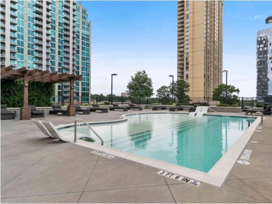 The Luxe -highrise, Balcony, Year-round Pool, View! Apartment *