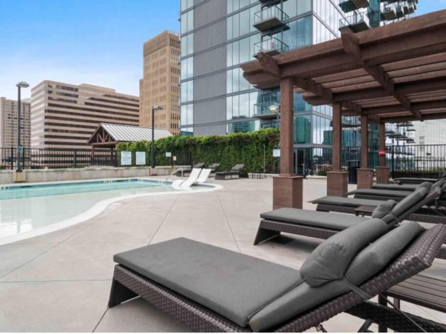 The Luxe -highrise, Balcony, Year-round Pool, View! *