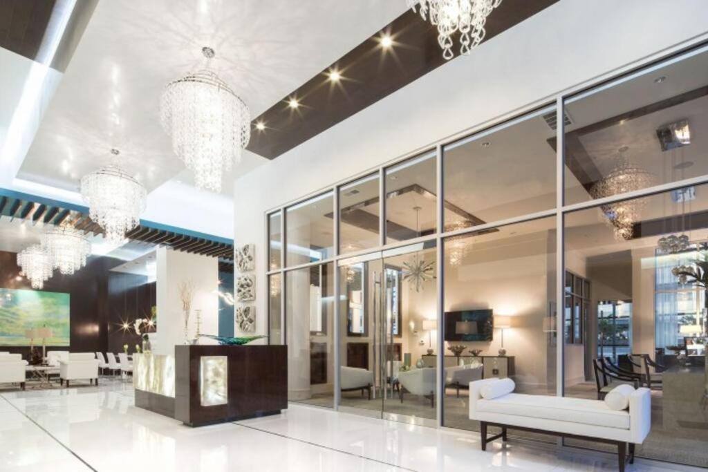 Apartment The Luxe -highrise, Balcony, Year-round Pool, View! *