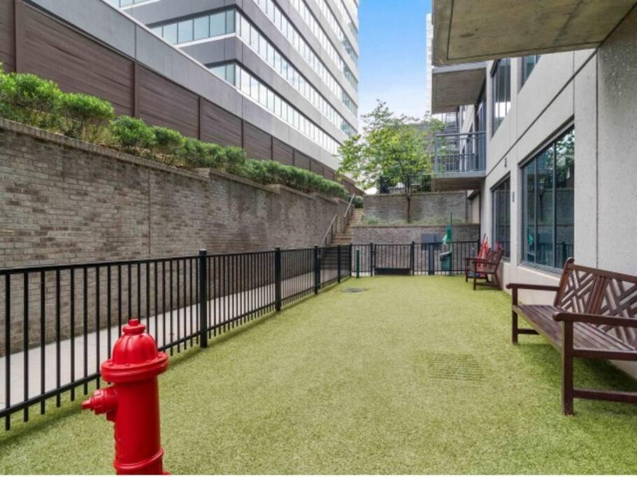 The Luxe -highrise, Balcony, Year-round Pool, View! Apartment