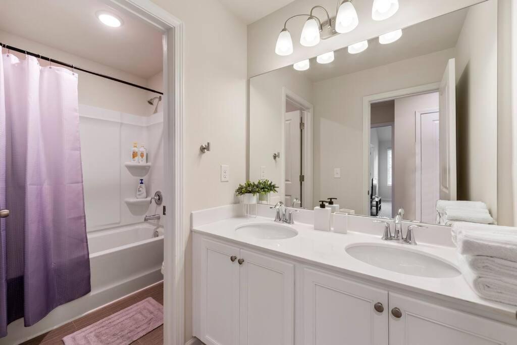Holiday home Brand New Modern House! 10min From Atl Airport *