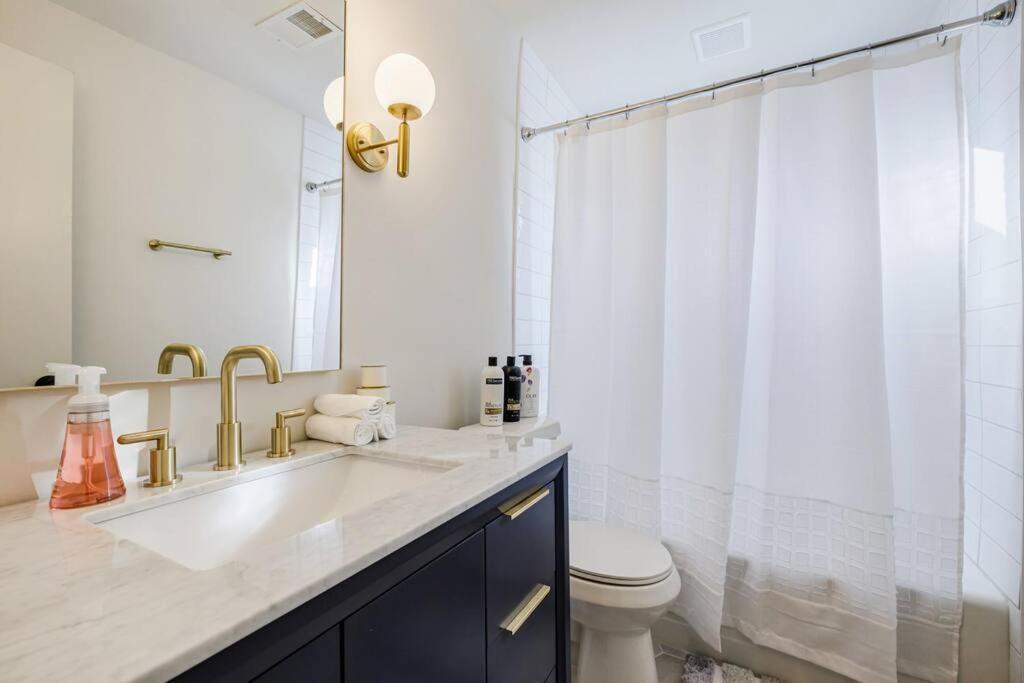 5min-grant Park With Fenced Yard, Parking And Pet Friendly Holiday home *