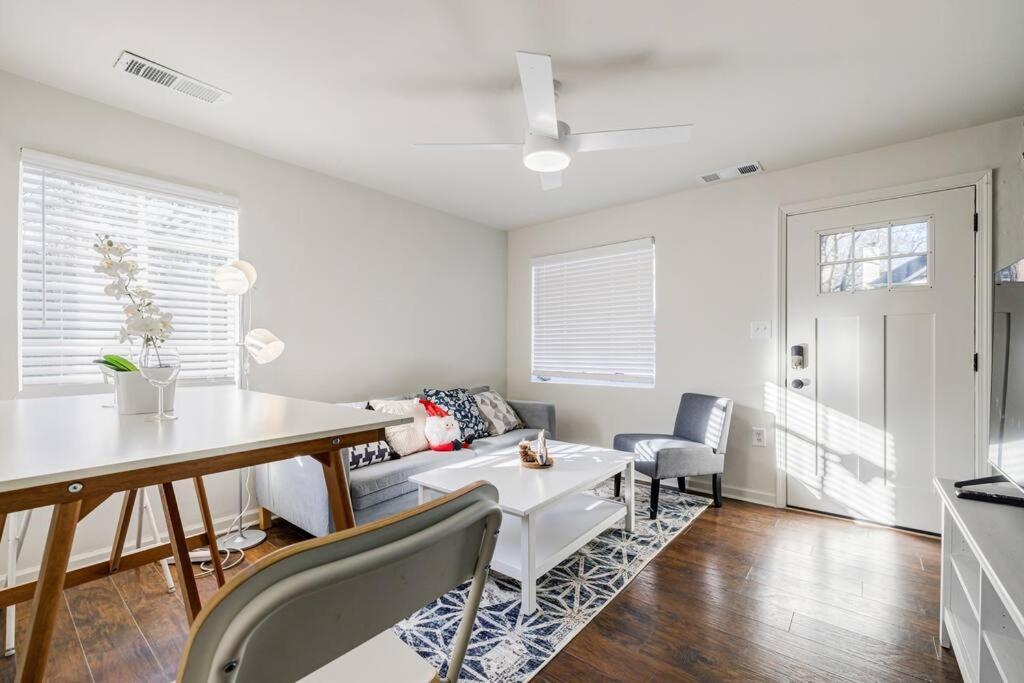 Holiday home 5min-grant Park With Fenced Yard, Parking And Pet Friendly *