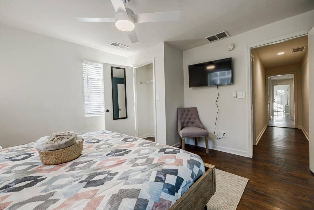 5min-grant Park With Fenced Yard, Parking And Pet Friendly Holiday home *