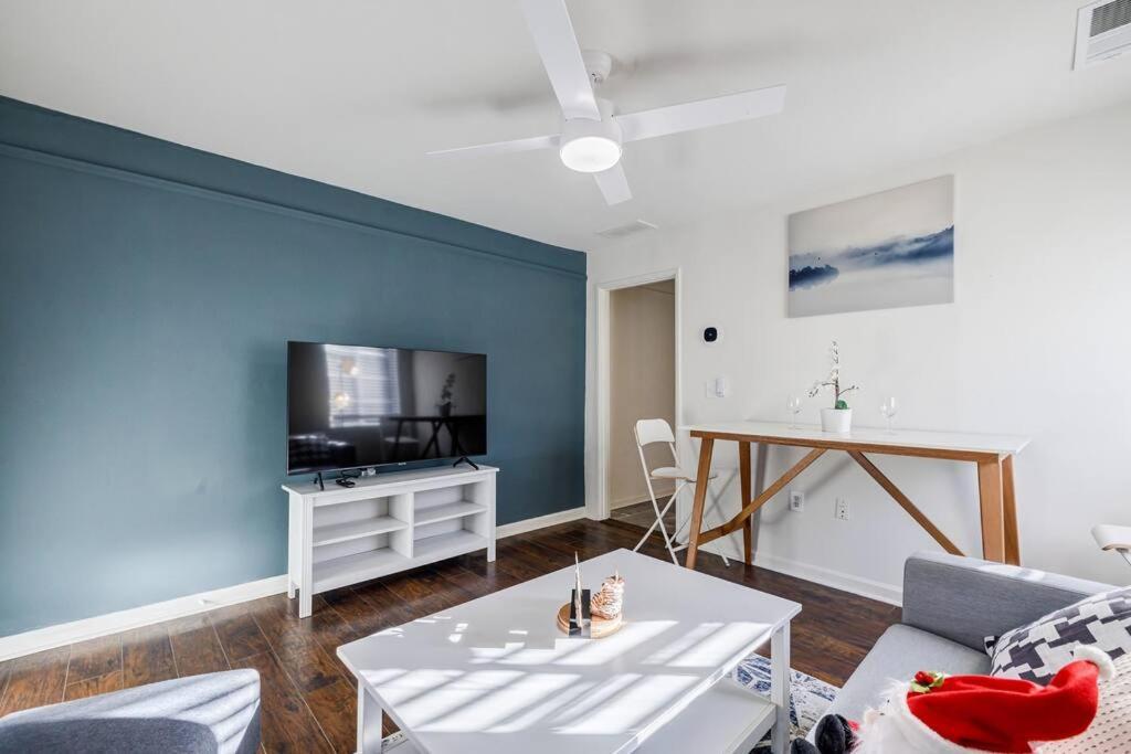 5min-grant Park With Fenced Yard, Parking And Pet Friendly Holiday home