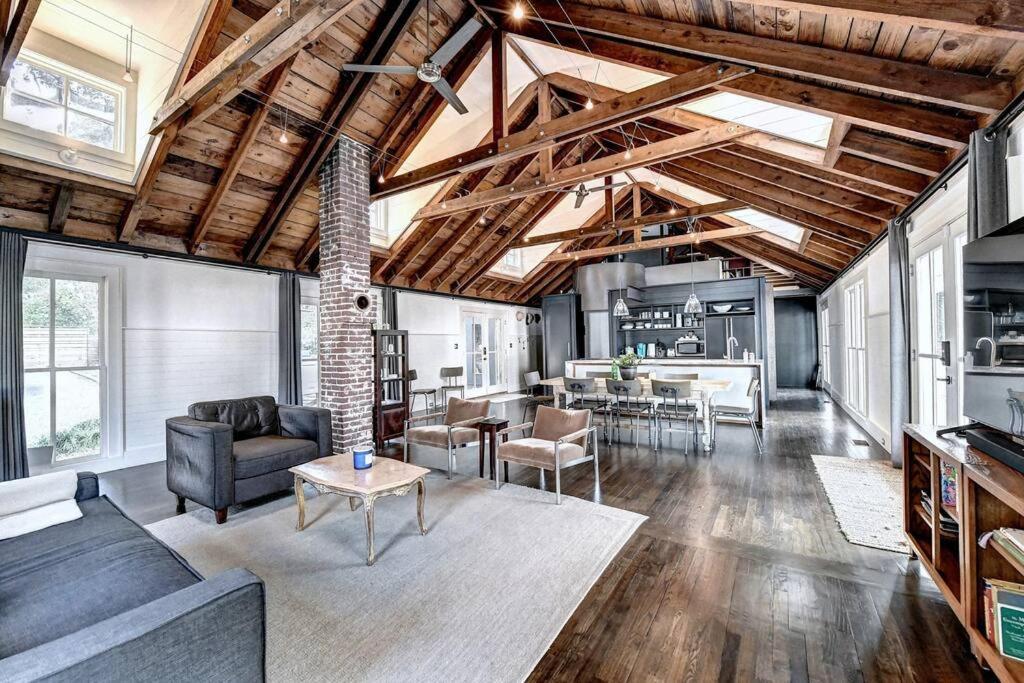 Modern In Heart Of The City- Sleeps 12 Holiday home Atlanta