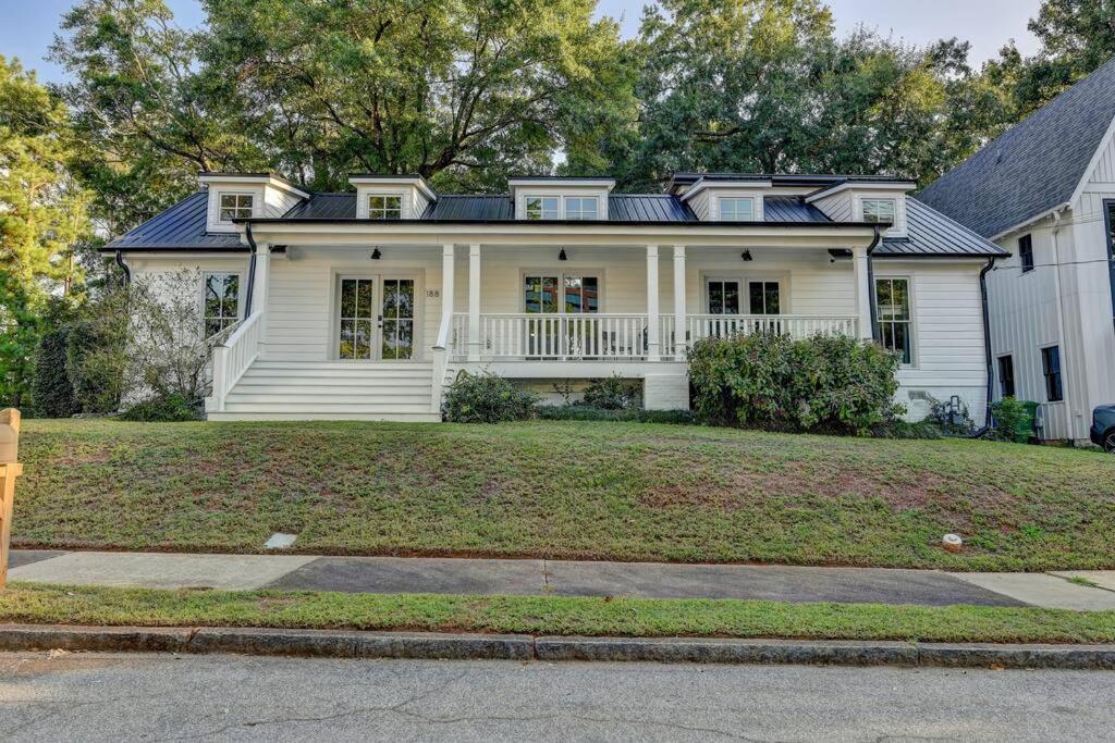 Modern In Heart Of The City- Sleeps 12 Holiday home Atlanta