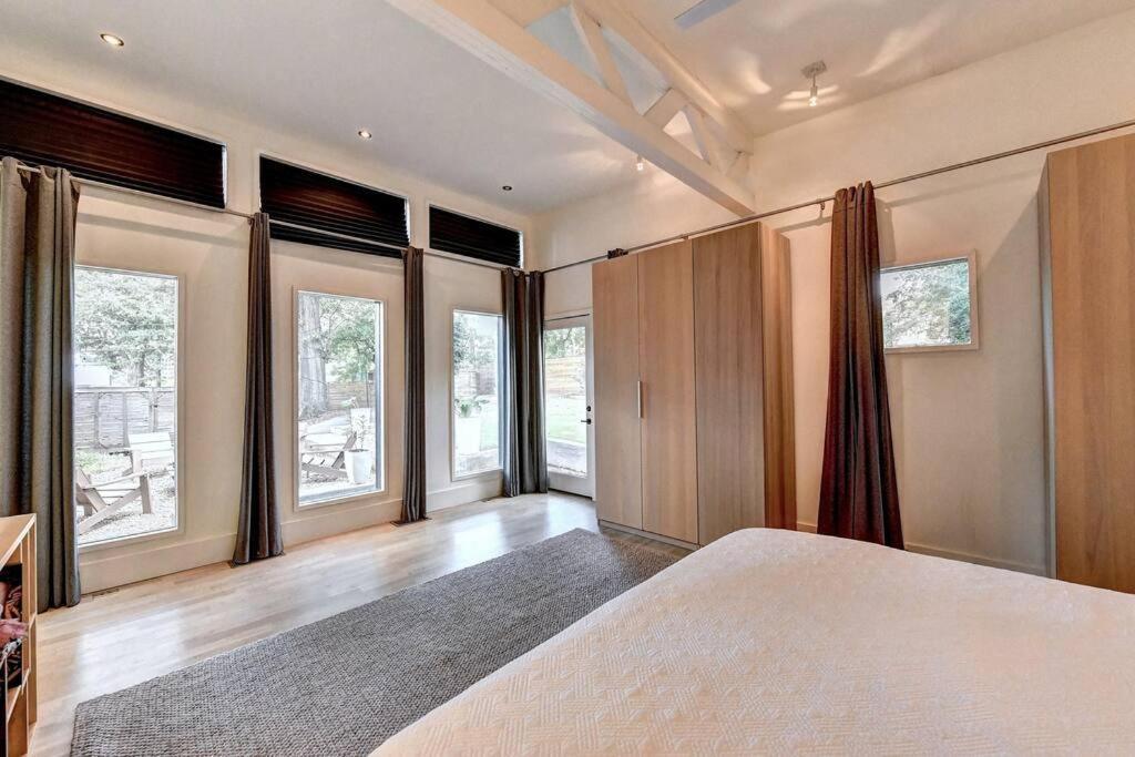 Modern In Heart Of The City- Sleeps 12 *