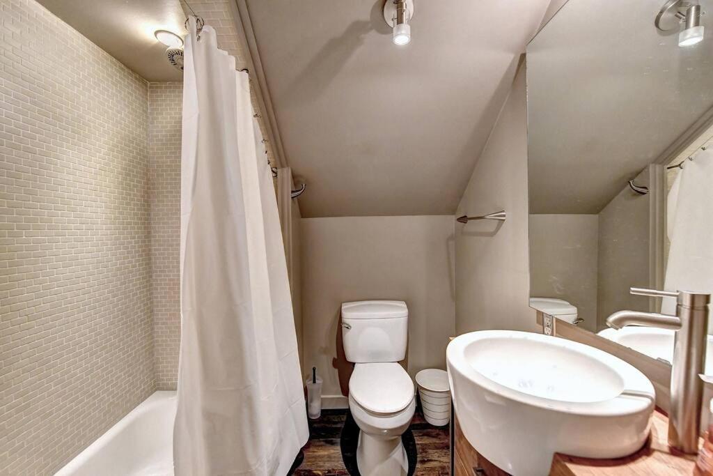 Modern In Heart Of The City- Sleeps 12 Holiday home *