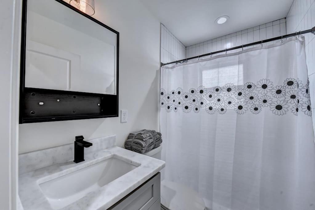 New In Midtown- Sleeps 11 For Rent In *