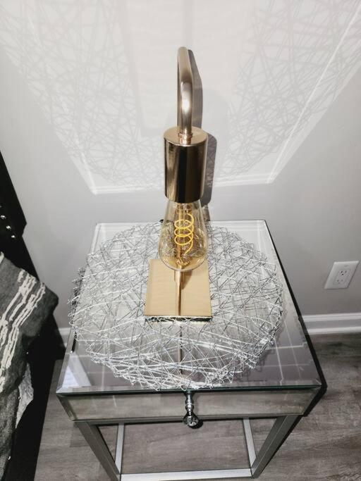 Apartment City Living W/ Free Parking. 9 Miles From Truist!