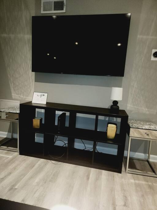 Apartment City Living W/ Free Parking. 9 Miles From Truist! *
