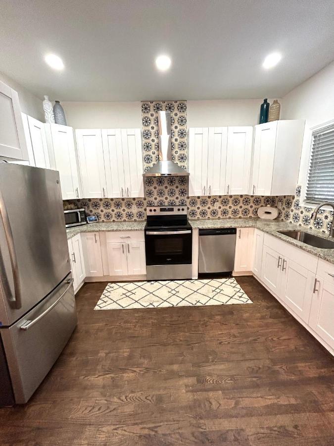 Stylish, Fully Furnished In Dwtn Holiday home *