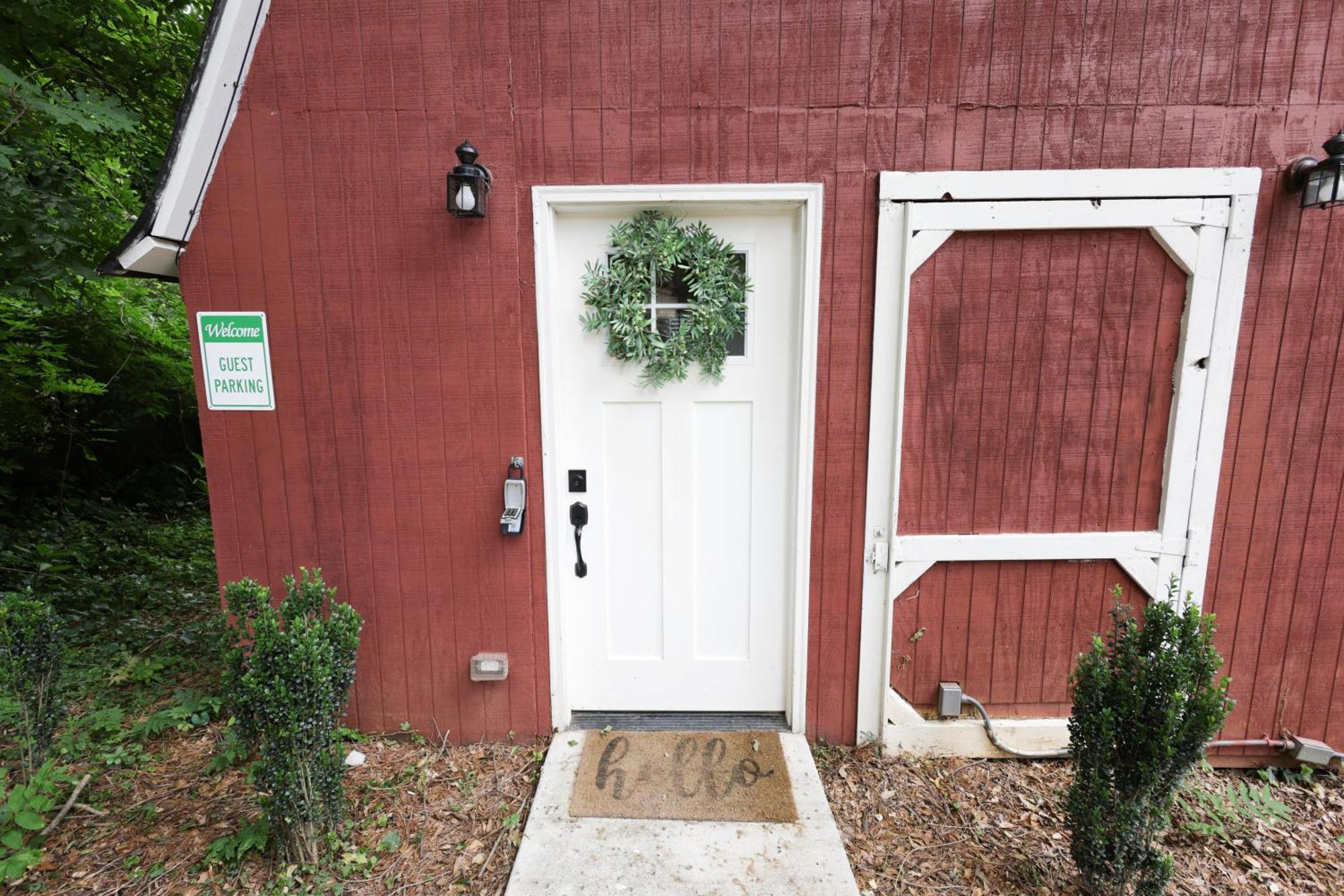 Peaceful Barn Getaway Fire Pit & Daybed Free Pk Guest house *