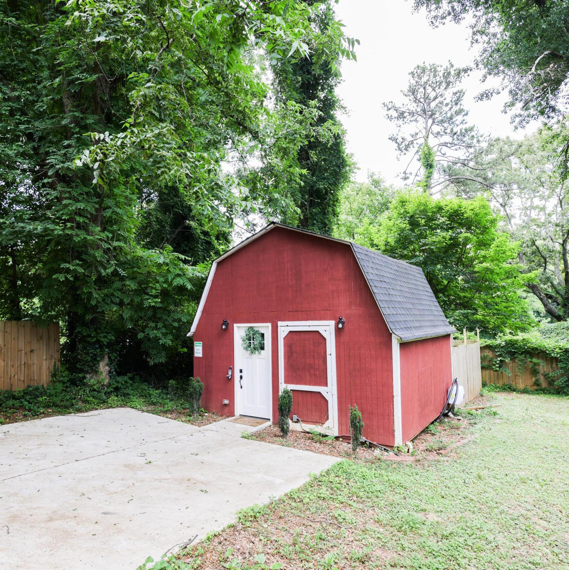 Peaceful Barn Getaway Fire Pit & Daybed Free Pk Guest house Atlanta