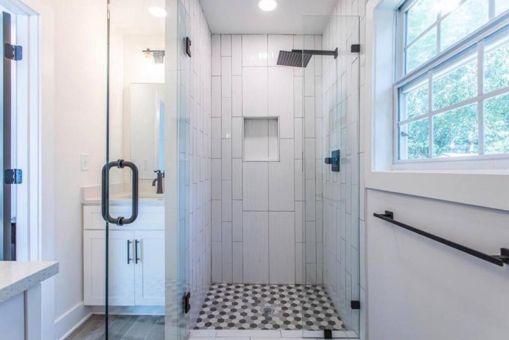 Grove Park- 'newly Renovated' Home- Just Mins From Midtown/downtown Atlanta. *