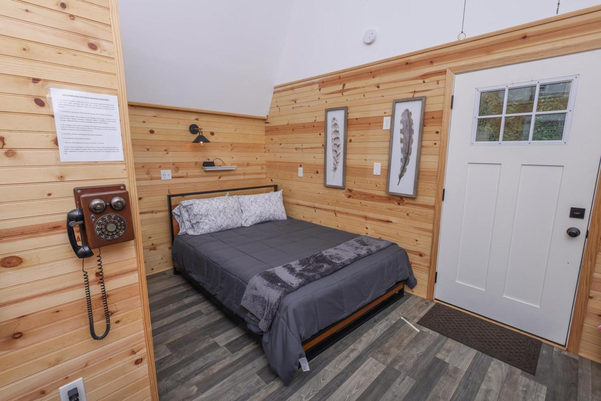 Peaceful Barn Getaway Fire Pit & Daybed Free Pk Guest house *