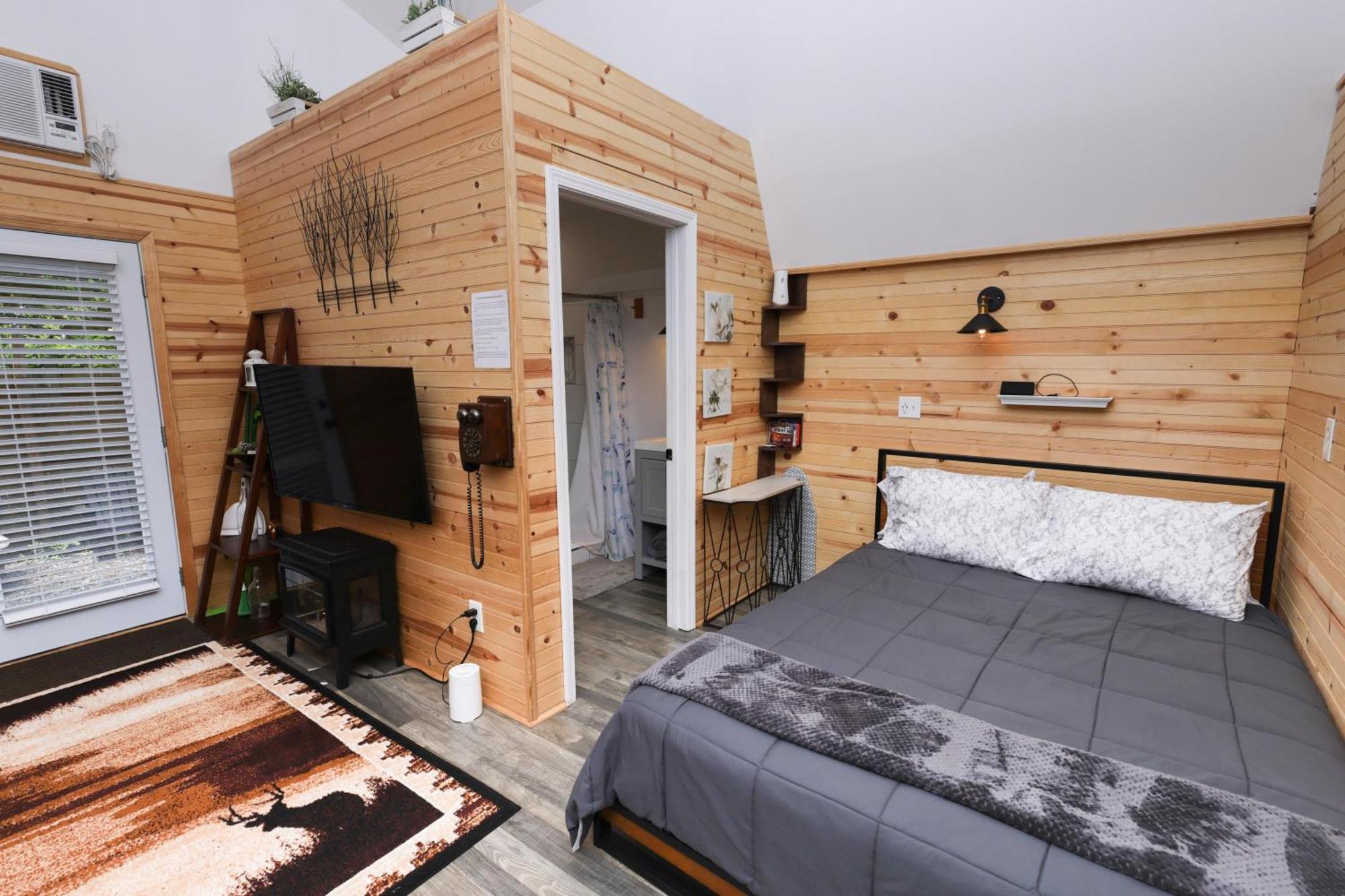 Peaceful Barn Getaway Fire Pit & Daybed Free Pk Guest house Atlanta