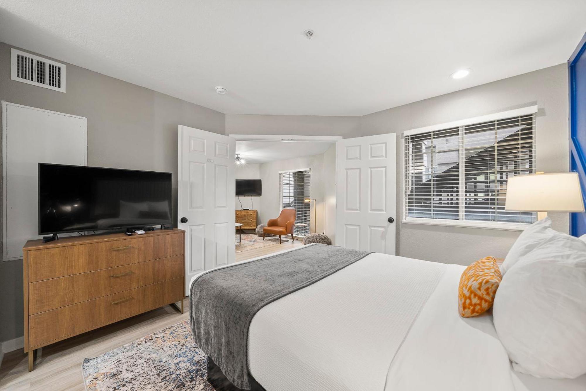 Stylish Buckhead Condo: Your Urban Getaway In