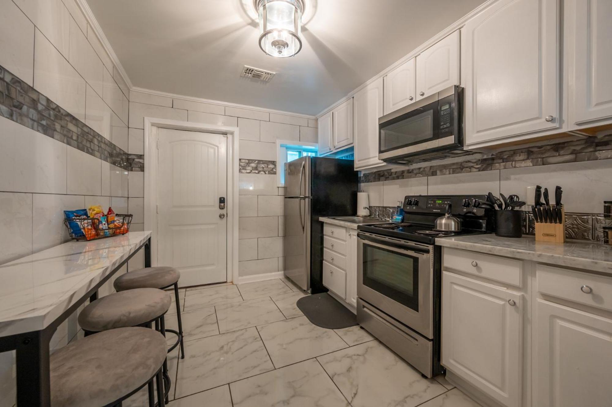 Modern 2 Bedroom Apt Near Mercedes Close To Everything! *