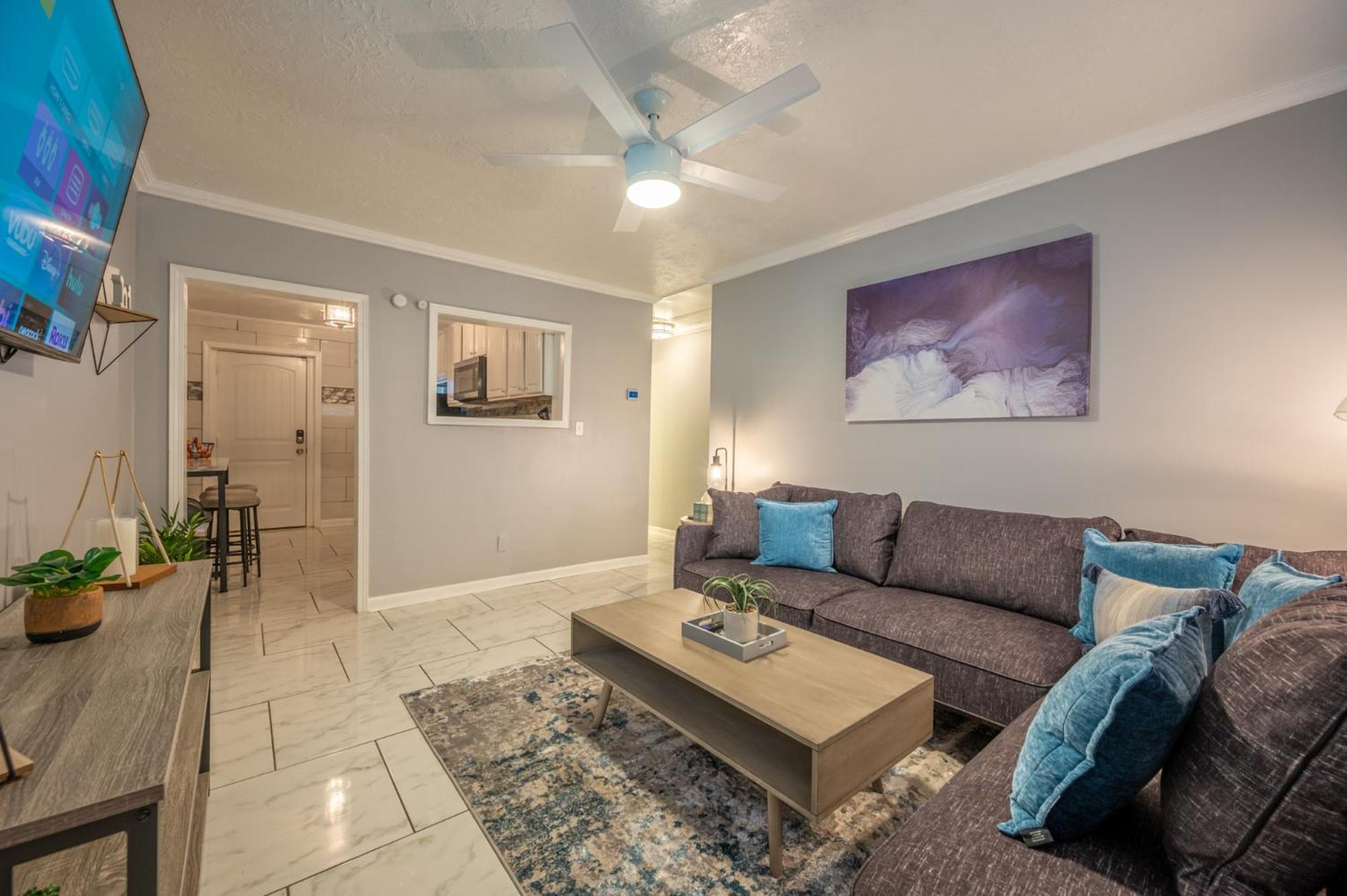 Modern 2 Bedroom Apt Near Mercedes Close To Everything! Apartment *